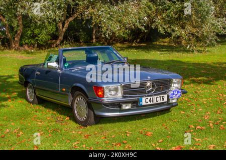 1986 80s 80er Jahre Blue MERCEDES BENZ SL 4973cc 4-Gang Automatik beim Southport Classic Car and Speed Event im Victoria Park Stockfoto