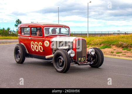 1930 30s 30er Jahre FORD 6600cc C.H.R. Speed Shop; 1930 Ford Council House Rat Cream und Red No. 666; ausgestellt auf der Southport Classic Car and Speed Veranstaltung an der Strandpromenade. Stockfoto