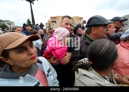 Non Exclusive: BALAKLIIA, UKRAINE - 13. SEPTEMBER 2022 - Einheimische drängen sich zum ersten Mal, um humanitäre Hilfskästen im Zentrum von Balaklii zu erhalten Stockfoto