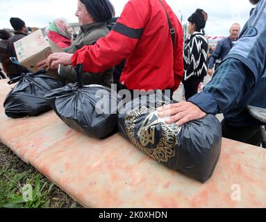 Non Exclusive: BALAKLIIA, UKRAINE - 13. SEPTEMBER 2022 - Anwohner erhalten zum ersten Mal humanitäre Hilfskästen in Zentral-Balakliien, das w Stockfoto