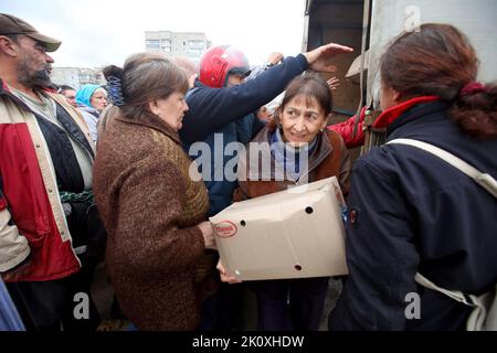Non Exclusive: BALAKLIIA, UKRAINE - 13. SEPTEMBER 2022 - Anwohner erhalten zum ersten Mal humanitäre Hilfskästen in Zentral-Balakliien, das w Stockfoto
