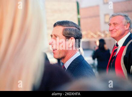 Prinz Charles, der Prinz von Wales, eröffnet neue Studentenwohnheime an der Cardiff University, November 1995. Auch in Roben abgebildet, Dr. Brian Smith, Vizekanzler der Universität Cardiff. Archivbild: Rob Watkins/Alamy Stockfoto