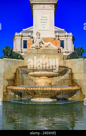 Madrid, Spanien - 28. Juni 2021: Der Brunnen des Denkmals an König Philipp IV. Auf der Plaza de Oriente, eingeschrieben Königin Isabella die zweite von Bourbon Stockfoto