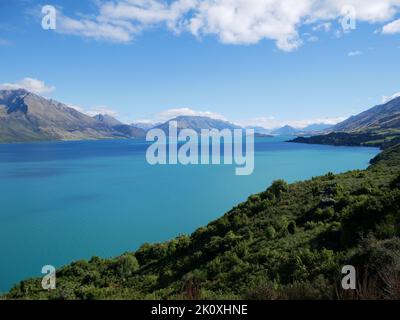 Azurblauer See in Neuseeland Lake Wakatipu Neuseeland Stockfoto