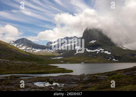 An einem schönen Sommertag bietet sich ein herrlicher Blick auf die Berge und die berühmte Trollstigen Straße in Norwegen Stockfoto