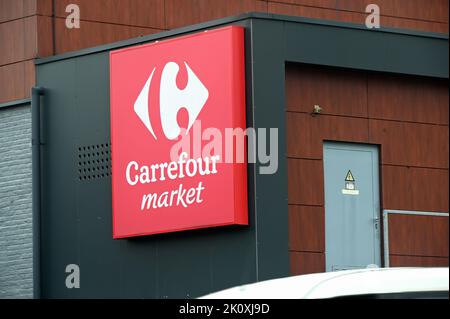 Eupen, Belgien. 10. September 2022. Logo, Schriftzug von Carrefour Market, französisches Einzel- und Großhandelsunternehmen Kredit: Horst Galuschka/dpa/Horst Galuschka dpa/Alamy Live News Stockfoto