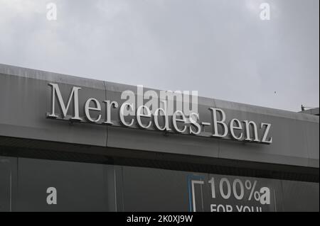 Eupen, Belgien. 10. September 2022. Schriftzug von Mercedes Benz auf einem Autohaus Credit: Horst Galuschka/dpa/Horst Galuschka dpa/Alamy Live News Stockfoto