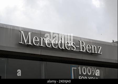 Eupen, Belgien. 10. September 2022. Schriftzug von Mercedes Benz auf einem Autohaus Credit: Horst Galuschka/dpa/Horst Galuschka dpa/Alamy Live News Stockfoto