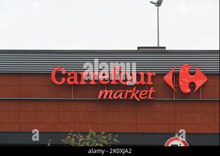 Eupen, Belgien. 10. September 2022. Logo, Schriftzug von Carrefour Market, französisches Einzel- und Großhandelsunternehmen Kredit: Horst Galuschka/dpa/Horst Galuschka dpa/Alamy Live News Stockfoto