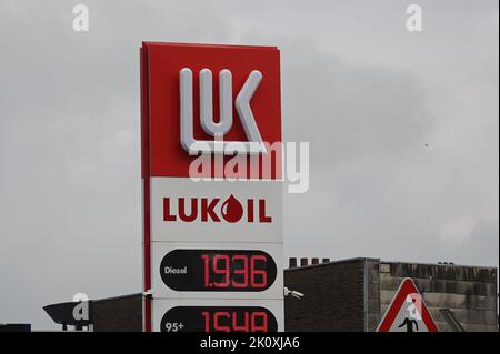 Eupen, Belgien. 10. September 2022. Logo, Schriftzug von LUKOIL, einem russischen Mineralölunternehmen an einer Tankstelle Quelle: Horst Galuschka/dpa/Horst Galuschka dpa/Alamy Live News Stockfoto