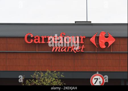 Eupen, Belgien. 10. September 2022. Logo, Schriftzug von Carrefour Market, französisches Einzel- und Großhandelsunternehmen Kredit: Horst Galuschka/dpa/Horst Galuschka dpa/Alamy Live News Stockfoto