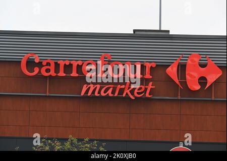 Eupen, Belgien. 10. September 2022. Logo, Schriftzug von Carrefour Market, französisches Einzel- und Großhandelsunternehmen Kredit: Horst Galuschka/dpa/Horst Galuschka dpa/Alamy Live News Stockfoto