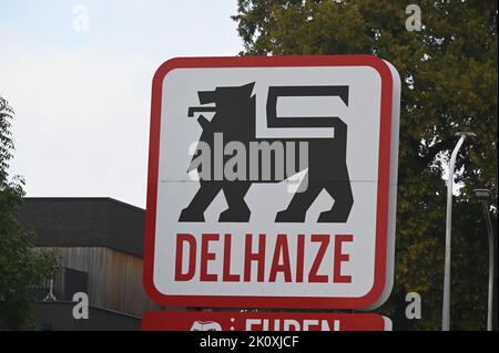 Eupen, Belgien. 10. September 2022. Logo, Schriftzug von Delhaize, einer internationalen Lebensmittelkette aus Belgien Quelle: Horst Galuschka/dpa/Horst Galuschka dpa/Alamy Live News Stockfoto