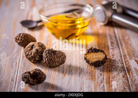 Trüffelpilzöl auf Holzgrund. Gourmet-Essen. Stockfoto