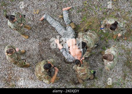 Alpena, Michigan, USA. 30. August 2022. US Air Force Airmen aus dem ganzen Land sind im Alpena Combat Readiness Training Center, das am Tactical Combat Casualty Care Kurs der Medical Readiness University (MRU) des Air National Guard Medical Service (ANGMS) in Alpena, Michigan, 30. August 2022, teilnimmt. 93 Studenten, 16 Ausbilder und Hilfspersonal aus 47 Einheiten trainierten neun Tage lang in einer Vielzahl realistischer Kampfszenarien. MRU unterstützt den Luftstreitkräfte-Chirurgen General und ermöglicht dem medizinischen Personal eine praktische Schulung, Ausführung, Anstellung und Abt. Stockfoto