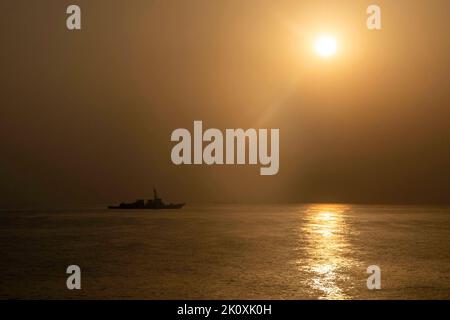 Rotes Meer. 1. September 2022. Der Lenkraketen-Zerstörer USS Nitze (DDG 94) durchreist das Rote Meer, Septembertemberember. 2. Nitze wird im Einsatzgebiet der US-Flotte von 5. eingesetzt, um die Sicherheit und Stabilität der Seeschifffahrt in der Region des Nahen Ostens zu gewährleisten. Quelle: U.S. Navy/ZUMA Press Wire Service/ZUMAPRESS.com/Alamy Live News Stockfoto