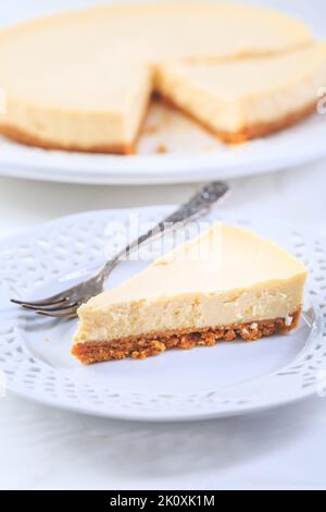 New Yorker Käsekuchen oder klassischer Käsekuchen im veganen Stil Stockfoto