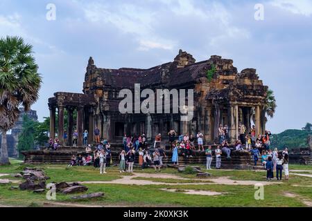 Kambodscha. Provinz Siem Reap. Eine überfüllte Gruppe von Touristen macht ein Foto von Angkor Wat (Temple City), einem buddhistischen und Tempelkomplex in Kambodscha und dem Stockfoto