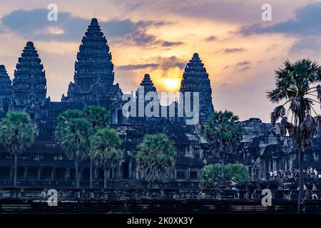 Kambodscha. Provinz Siem Reap. Sonnenaufgang in Angkor Wat (Tempelstadt) und seine Reflexion im See am frühen Morgen. Ein buddhistischer und Tempelkomplex in C Stockfoto