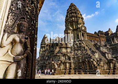 Kambodscha. Provinz Siem Reap. Eine Devata-Skulptur in Angkor Wat (Tempelstadt). Ein buddhistischer und Tempelkomplex in Kambodscha und der größte religiöse Monu Stockfoto