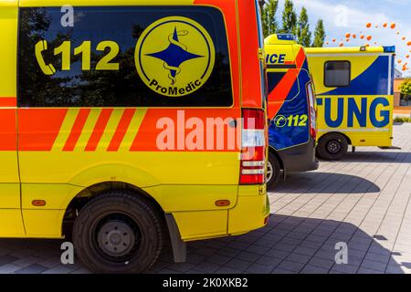 Walldorf, Deutschland - 17. Juli 2022: Autos verschiedener Ambulanzdienste in Deutschland Stockfoto