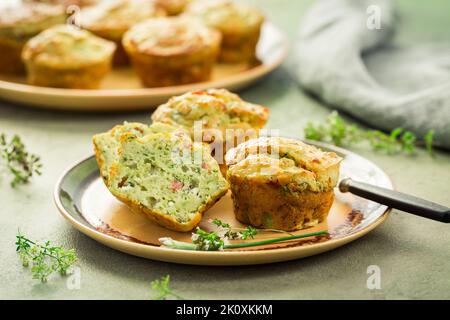 Hausgemachte herzhafte Zucchini-Muffins mit Kräutern, Feta-Käse und Speck Stockfoto