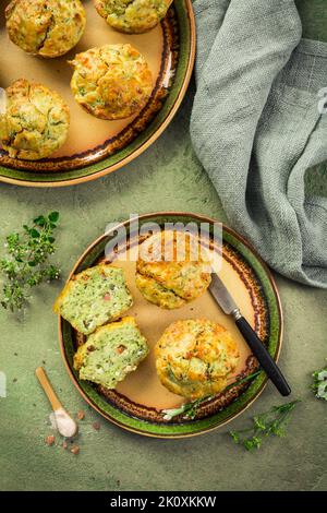 Hausgemachte herzhafte Zucchini-Muffins mit Kräutern, Feta-Käse und Speck Stockfoto