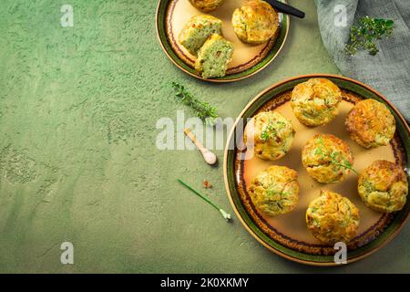 Hausgemachte herzhafte Zucchini-Muffins mit Kräutern, Feta-Käse und Speck Stockfoto