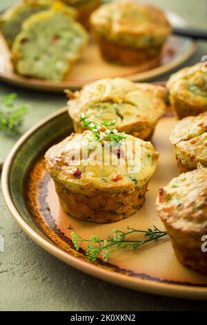 Hausgemachte herzhafte Zucchini-Muffins mit Kräutern, Feta-Käse und Speck Stockfoto