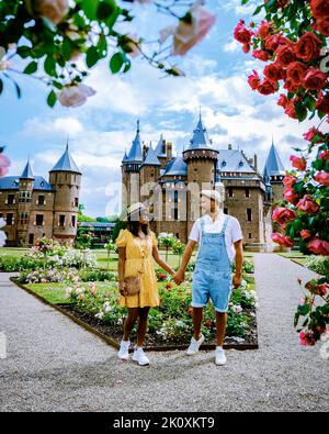 Paar Männer und Frauen besuchen Castle de Haar Utrecht, Ansicht von De Haar Castle in Utrecht Niederlande Kasteel de Haar befindet sich in Utrecht Niederlande während des Frühlings mit Blumen im Garten Stockfoto