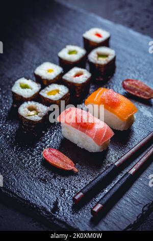 Auswahl an veganem Sushi mit Gemüse, Seitan, Konjac-Pflanze, Tofu als Fischersatz, mit Fingerkalk als Kaviar. Veganes Lebensmittelkonzept. Stockfoto