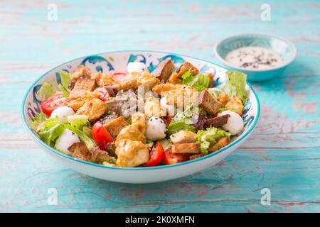 Gesunden gegrillten Hühnchen Caesarsalat mit Käse und Croutons Stockfoto