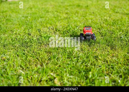 Kinderspielzeug Geländewagen auf dem Rasen Stockfoto