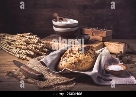 Frisch gebackenes Bio-Dinkelmehl-Brot mit Samen. Gesundes Lebensmittelkonzept Stockfoto