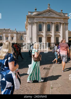 Sommertouristen gingen am Senatshaus A 1720s Gebäude der Universität Cambridge in Cambridge Cambridgeshire England vorbei Stockfoto