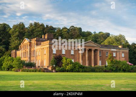 Himley Hall and Park in Staffordshire, Großbritannien, reflektiert das letzte Licht des Tages, das auf das Gebäude scheint. Stockfoto