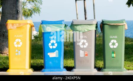 Getrennte Abfallsammlung – Abfallbehälter für Kunststoff, Glas, Papier und Metall Stockfoto