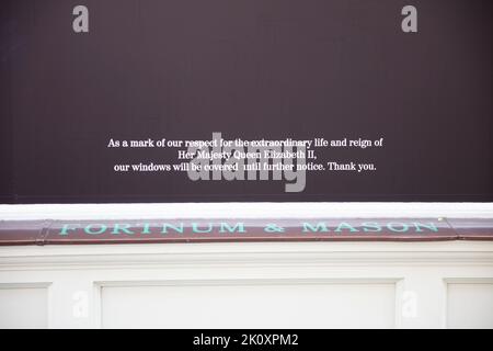 LONDON, Großbritannien - 2022. September: Fortnum und Mason Shop zollen Königin Elizabeth II. Nach ihrem Tod Tribut Stockfoto