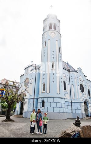 Mutter mit Kindern in der Nähe der Blauen Kirche in Bratislava, Slowakei. Stockfoto