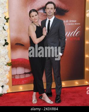 Los Angeles, USA. 13. September 2022. (L-R) Whitney Able und Scoot McNairy treffen bei Netflix's BLONDER Los Angeles Premiere ein, die am Dienstag, dem 13. September 2022, im TCL Chinese Theatre in Hollywood, CA, stattfand. (Foto: Sthanlee B. Mirador/Sipa USA) Quelle: SIPA USA/Alamy Live News Stockfoto