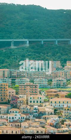 Luftaufnahme der Autobahn A2, einer erhöhten Brücke, die nach Vibo Valentia führt, Sicherheitsarbeiten. Stadt Pizzo Calabro. Kalabrien. Italien Stockfoto