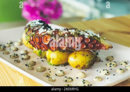 Gegrillter Tintenfisch mit gerösteten Kartoffeln und Knoblauch-Aioli Stockfoto