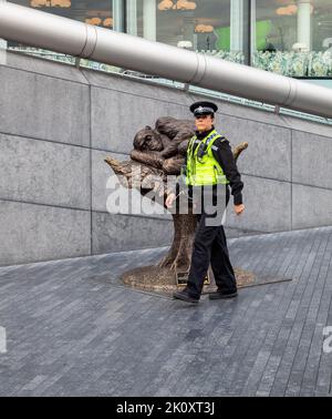 London,UK,14.. September 2022,Polizeibeamter geht an einer Affenstatue vorbei, während Menschen aus der ganzen Welt kommen, um ihrer Majestät, der verstorbenen Königin Elizabeth II, ihren letzten Respekt zu erweisen. Die Schlange im Staat ist viereinhalb Meilen lang und die Leute werden gewarnt, dass sie bis zu 30 Stunden Schlange stehen müssen.Quelle:Keith Larby/Alamy Live News Stockfoto