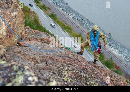 Anchorage, Alaska, USA. 25. August 2022. Der US Air Force Capt. Travis Hunt, ein Spezialist für taktische Luftkontrollpartei und Kommandant der Abteilung 1, 3. Air Support Operations Squadron, Joint Base Elmendorf-Richardson, erholt sich während des Bergsteigertrainings in Sunshine Ridge, Alaska, im August, ein Kletterseil. 25, 2022. Die 3. ASOS Special Warfare Airmen nutzen Alaskas abwechslungsreiche und strenge Trainingsorte, um sich auf die Bedingungen vorzubereiten, denen sie beim Einsatz ausgesetzt sein könnten. Quelle: U.S. Air Force/ZUMA Press Wire Service/ZUMAPRESS.com/Alamy Live News Stockfoto