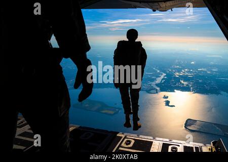 Tampa, Florida, USA. 31. August 2022. Ein Soldat der US-Armee springt aus einem C-130 Hercules-Flugzeug, das dem Rettungsflügel 920., der Patrick Space Force Base, Florida, zugewiesen ist, auf der MacDill Air Force Base, Florida, im August. 31, 2022. Mitglieder der gemeinsamen Spezialeinsatzkräfte, die dem U.S. Special Operations Command, dem Special Operations Command Central und dem Joint Communications Support Element zugewiesen sind, führten im Rahmen einer monatlichen Schulungsanforderung eine administrative, nicht taktische Freifalloperation über MacDill durch. Quelle: U.S. Air Force/ZUMA Press Wire Service/ZUMAPRESS.com/Alamy Live News Stockfoto