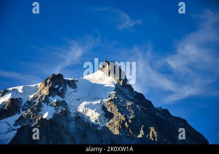 Aiguille du Midi in der Nähe von Chamonix in den französischen Alpen. Mont-Blanc-Massiv. Touristenattraktion. Großartiges Bergpanorama. Oben Stockfoto