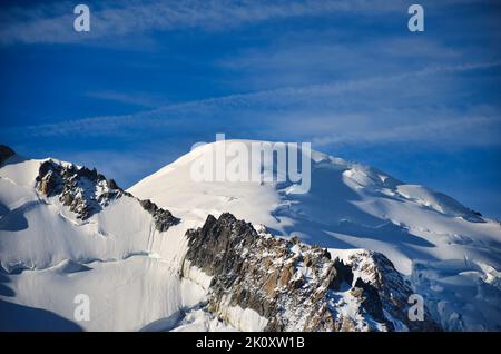 Toller Blick auf den Berg: Monte Blanc vom Aiguille du Midi. Chamonix Frankreich. Bergsteigen über dem Gletscher Stockfoto