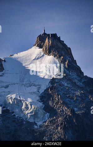 Aiguille du Midi in der Nähe von Chamonix in den französischen Alpen. Mont-Blanc-Massiv. Touristenattraktion. Großartiges Bergpanorama. Oben Stockfoto
