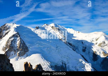 Toller Blick auf den Berg: Monte Blanc vom Aiguille du Midi. Chamonix Frankreich. Bergsteigen über dem Gletscher Stockfoto