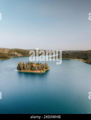 Luftaufnahme des Klosters Visovac, im Nationalpark Krka gelegen & über alten römischen Katakomben gebaut.kleine Insel in der Mitte des Flusses. Stockfoto